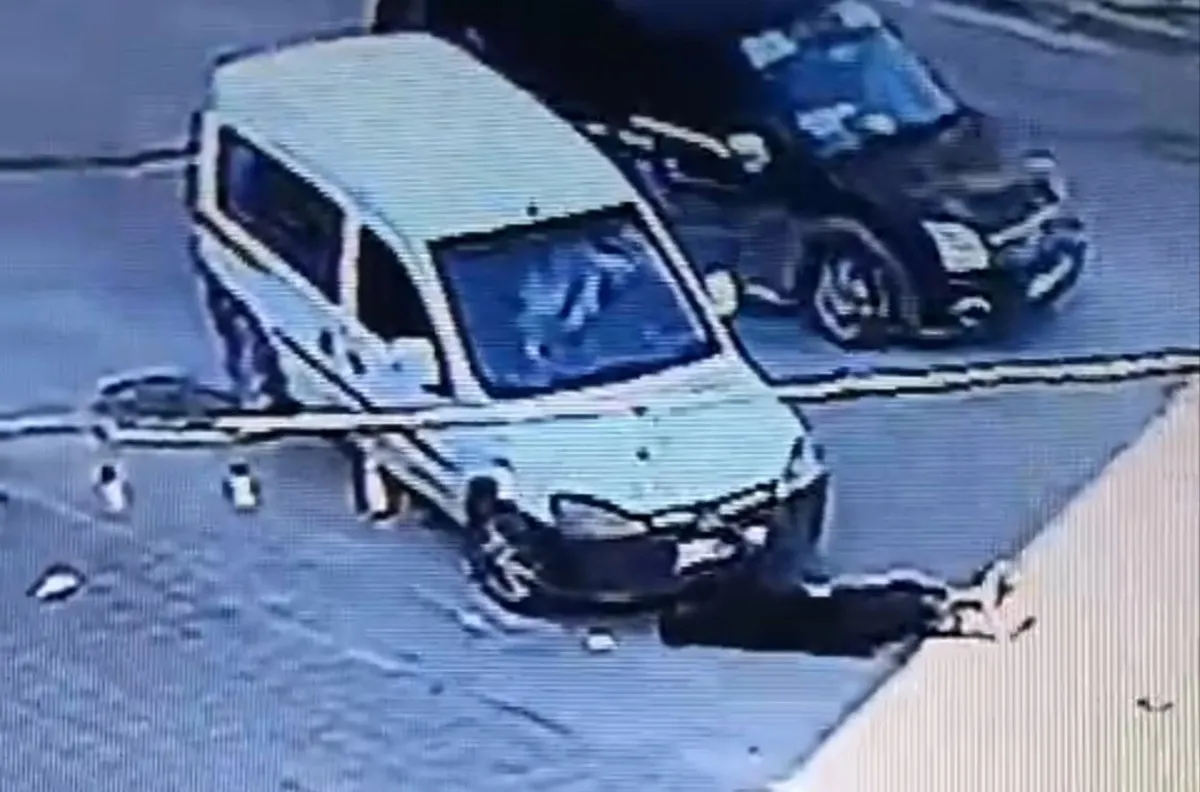 Adana Seyhan'da otomobilin önüne yatarak sürücüyü indirdi ve aracı çaldı