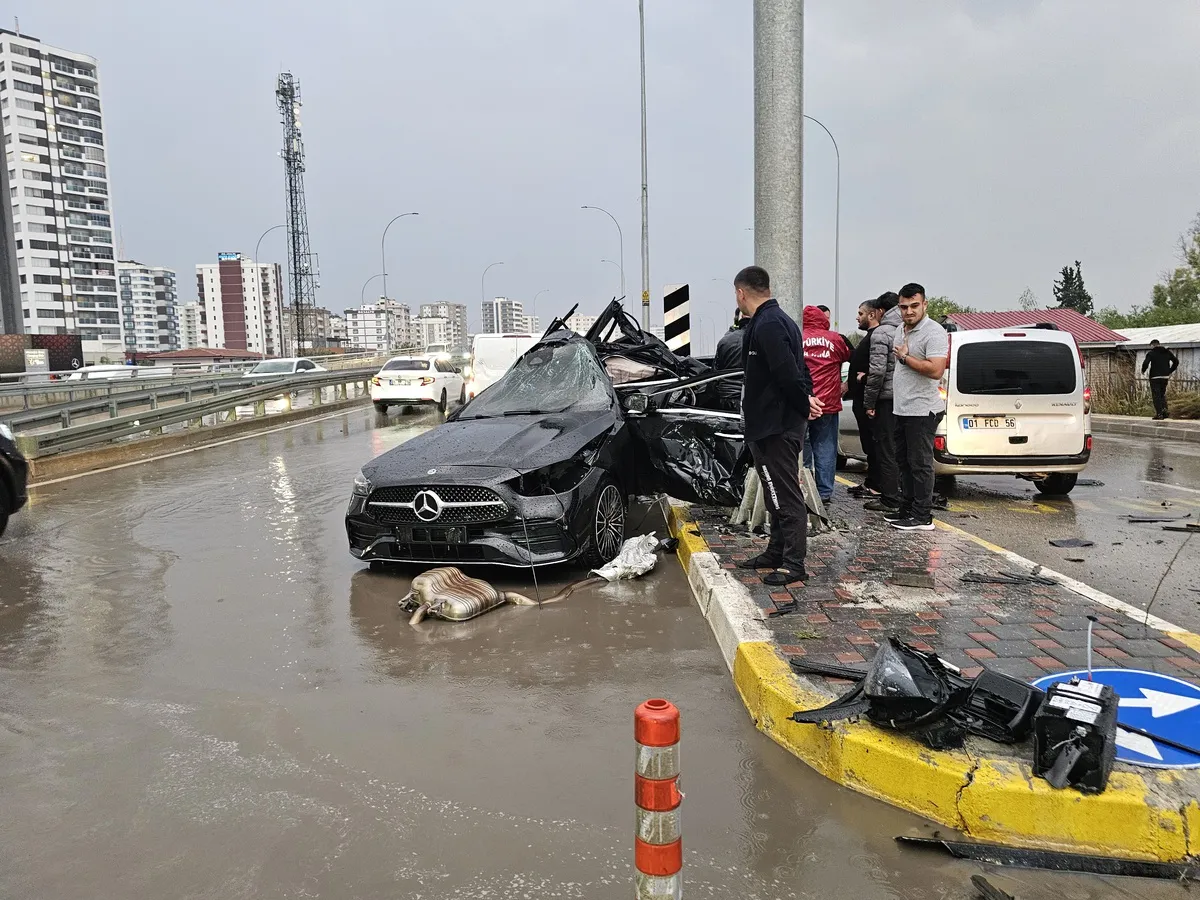 Adana Seyhan'da trafik kazası: Yön levhasına çarpan sürücü hayatını kaybetti