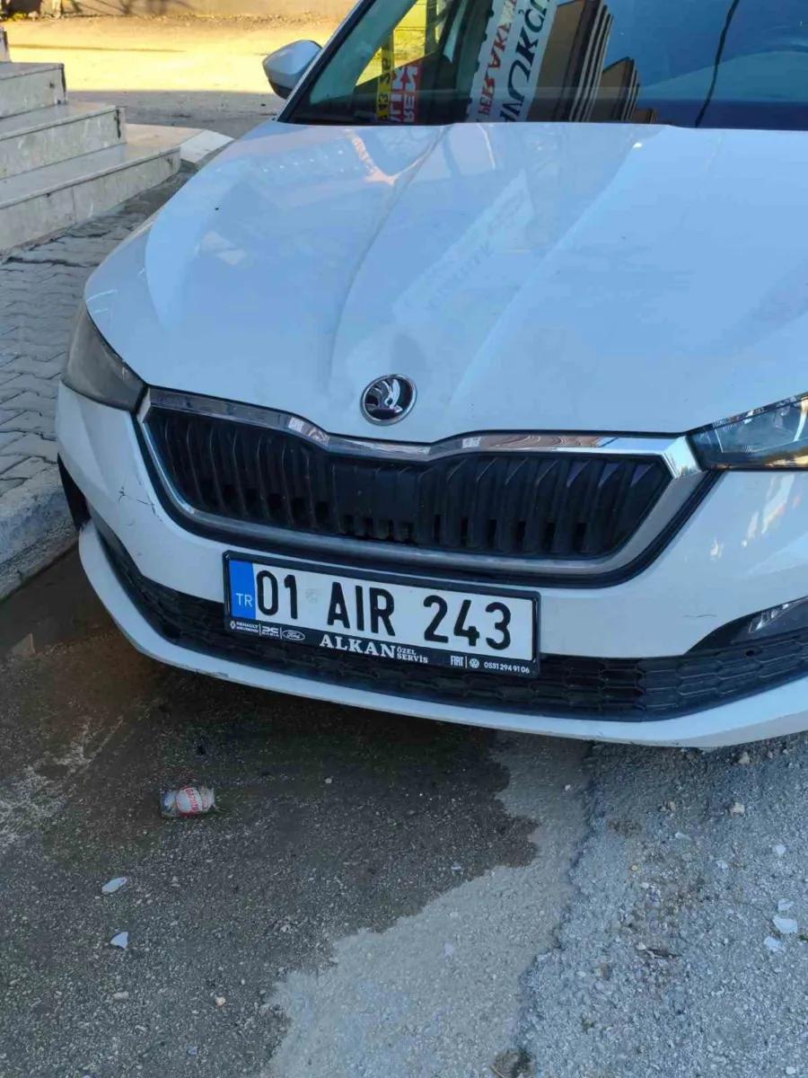 Adana'da bir öğretmenin otomobiline molotof kokteyli ile saldırı girişimi