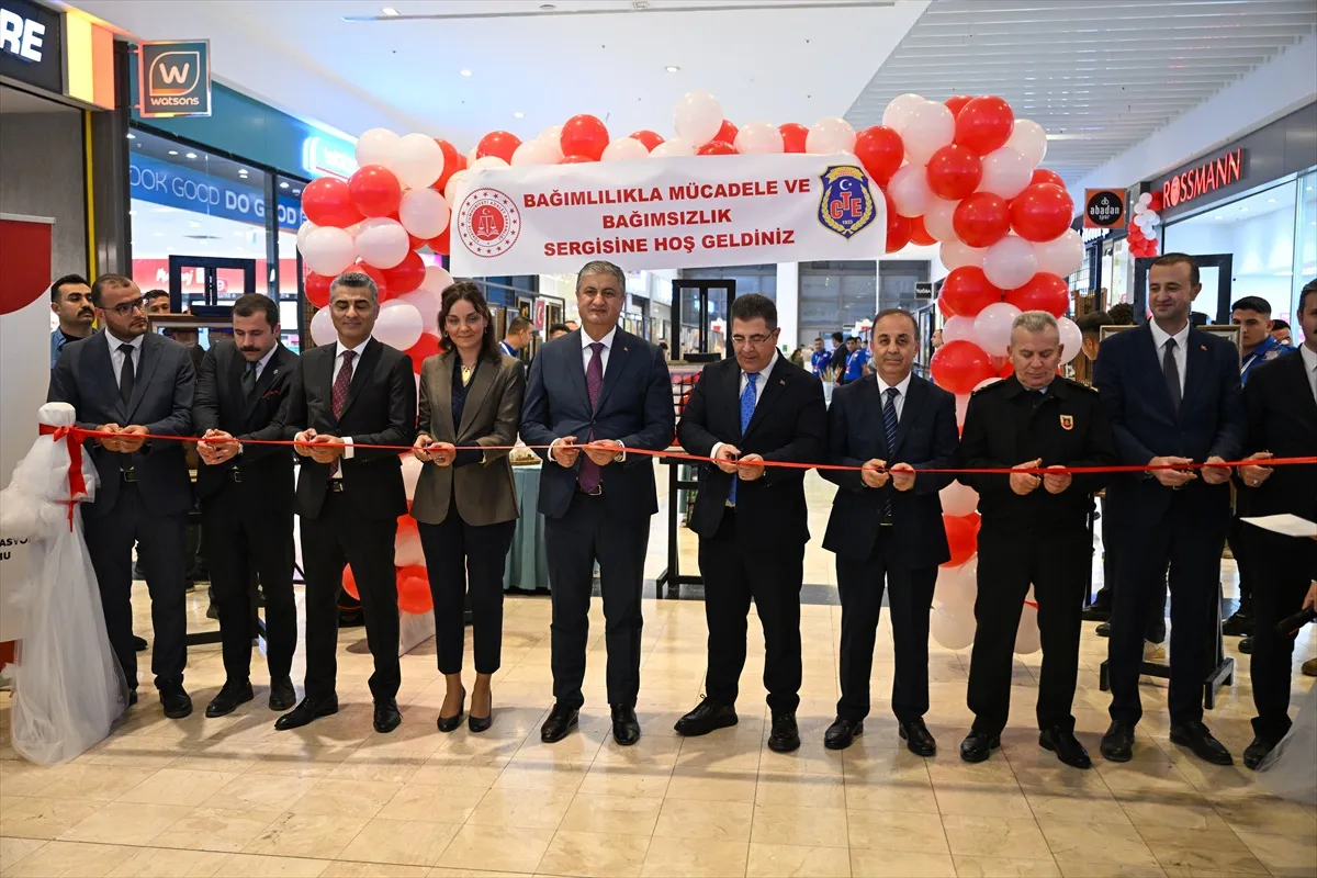 Adana'da hükümlü ve tutukluların el emeği ürünleri sergileniyor