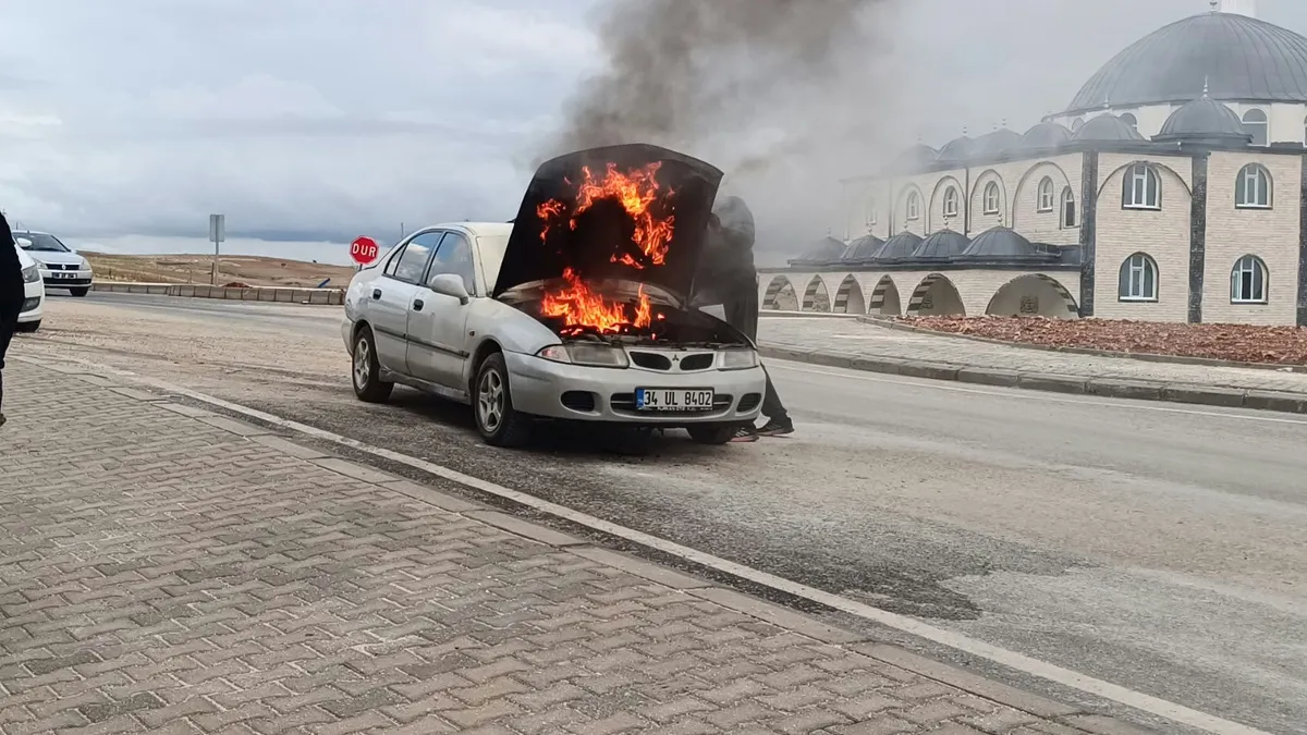 Adıyaman Besni'de seyir halindeki otomobil alevlere teslim oldu