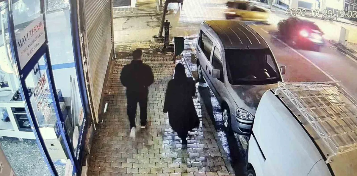 Adıyaman Kahta'da iki otomobilin karıştığı kazanın güvenlik kamerası görüntüleri