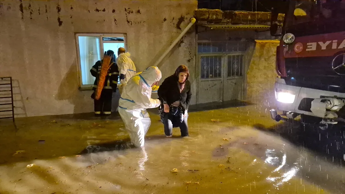 Adıyaman'da etkili olan sağanak yağış nedeniyle sürücüler zor anlar yaşadı