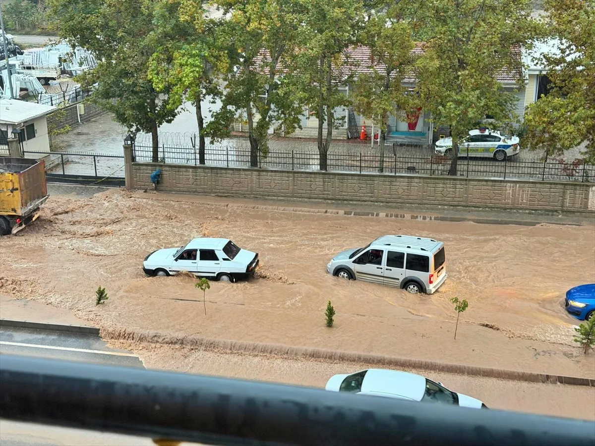 Adıyaman'ın Gölbaşı ilçesinde sağanak yağış hayatı olumsuz etkiledi