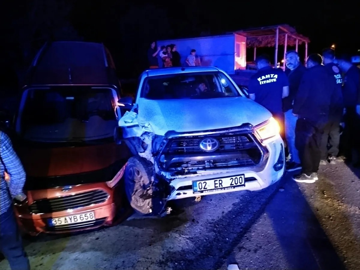 Adıyaman'ın Kahta ilçesinde iki aracın karıştığı kazada 8 kişi yaralandı