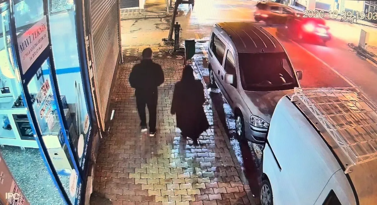 Adıyaman'ın Kahta ilçesinde iki otomobilin karıştığı kazada iki kişi yaralandı