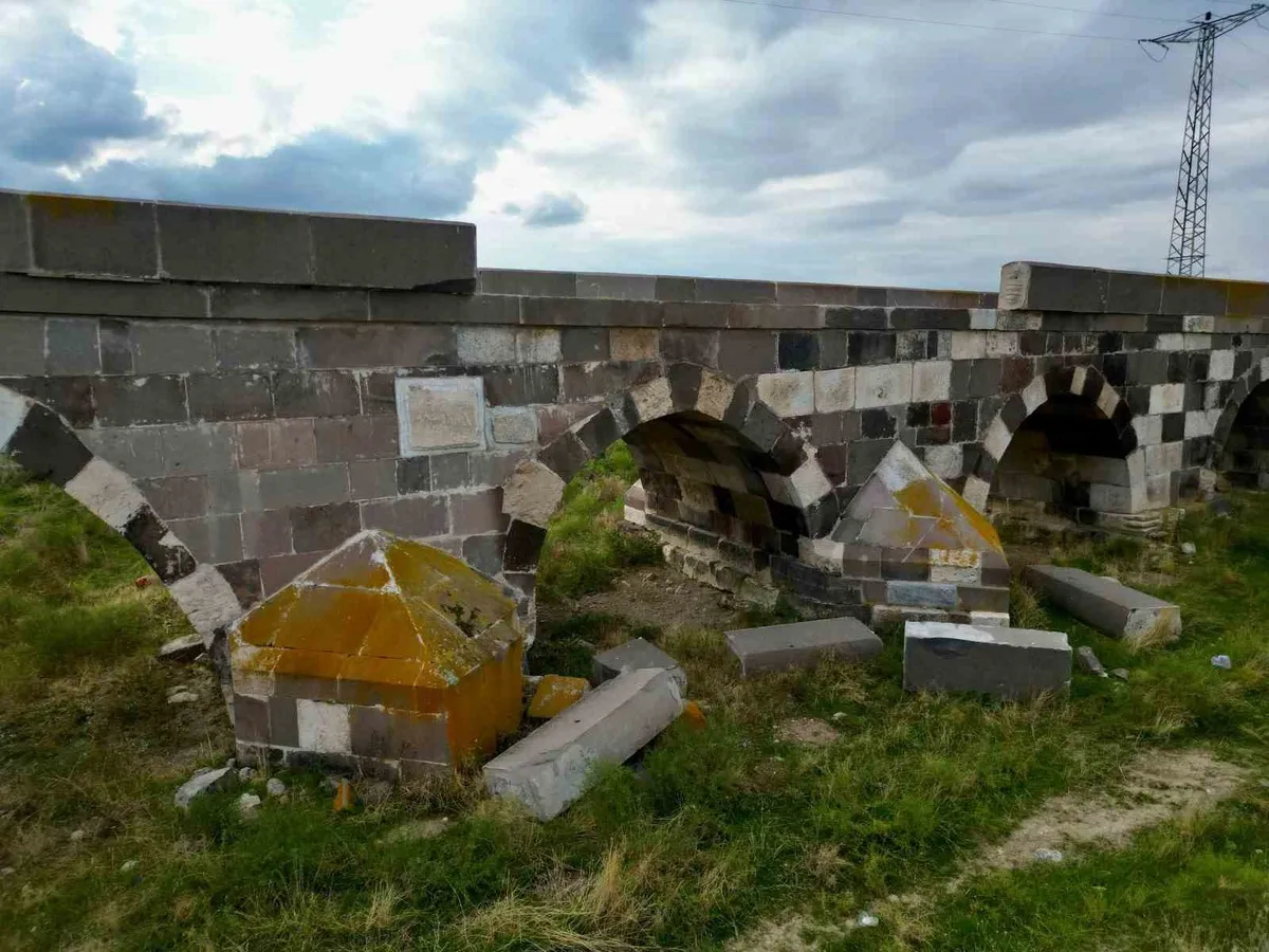 Afyonkarahisar Bolvadin'deki tarihi Kırkgöz Köprüsü bakımsızlık nedeniyle yıkılıyor