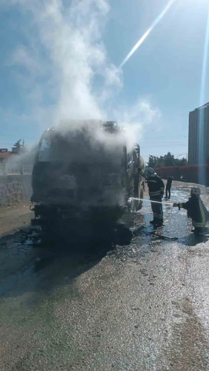 Afyonkarahisar'da boş yakıt tankerinde çıkan yangın paniğe neden oldu