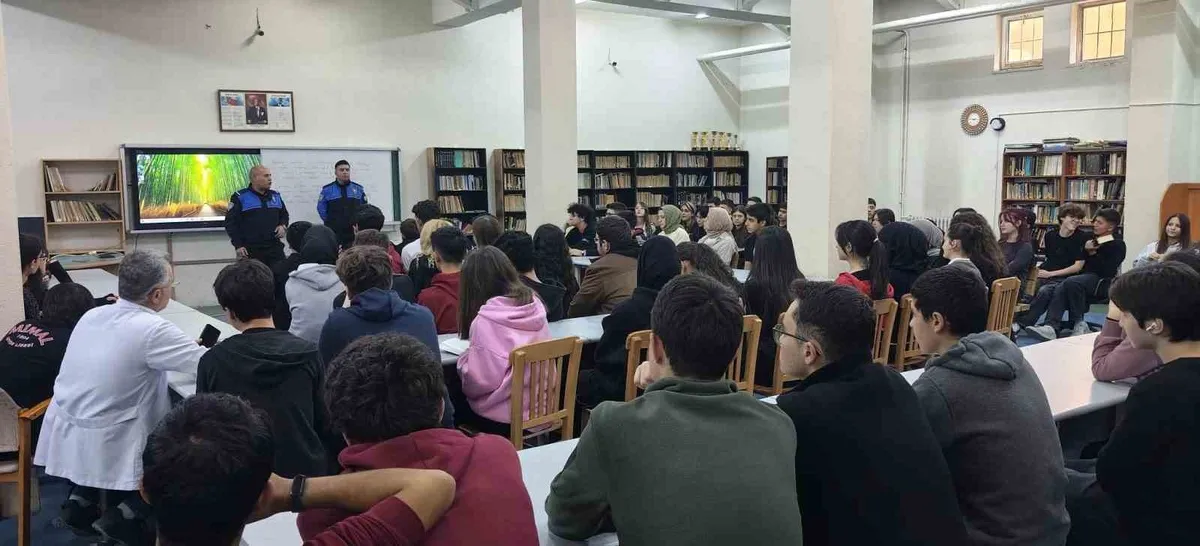 Afyonkarahisar'da öğrencilere polis ekiplerinden kapsamlı güvenlik eğitimi