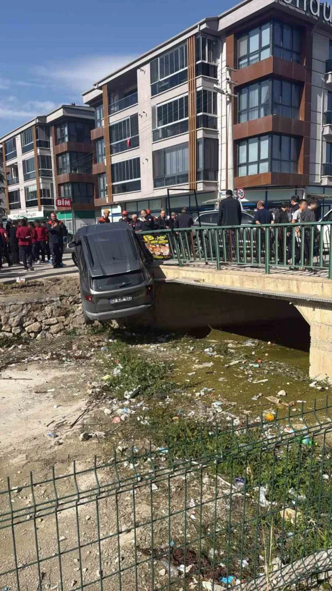 Afyonkarahisar'da üç aracın karıştığı zincirleme kazada bir kişi yaralandı
