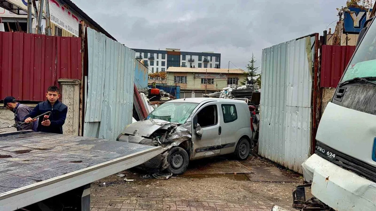 Afyonkarahisar'da vinç ile hafif ticari aracın karıştığı kazada bir kişi yaralandı