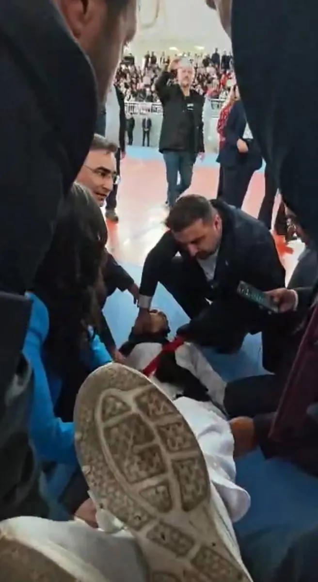 Afyonkarahisar'daki 29 Ekim törenlerinde fenalaşan öğrenciye ilk müdahale