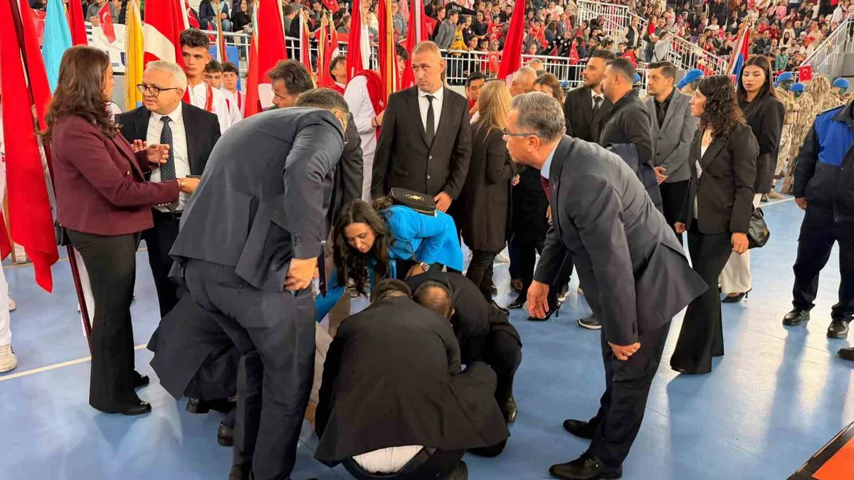 Afyonkarahisar'daki 29 Ekim törenlerinde fenalaşan öğrenciye vekil müdahalesi