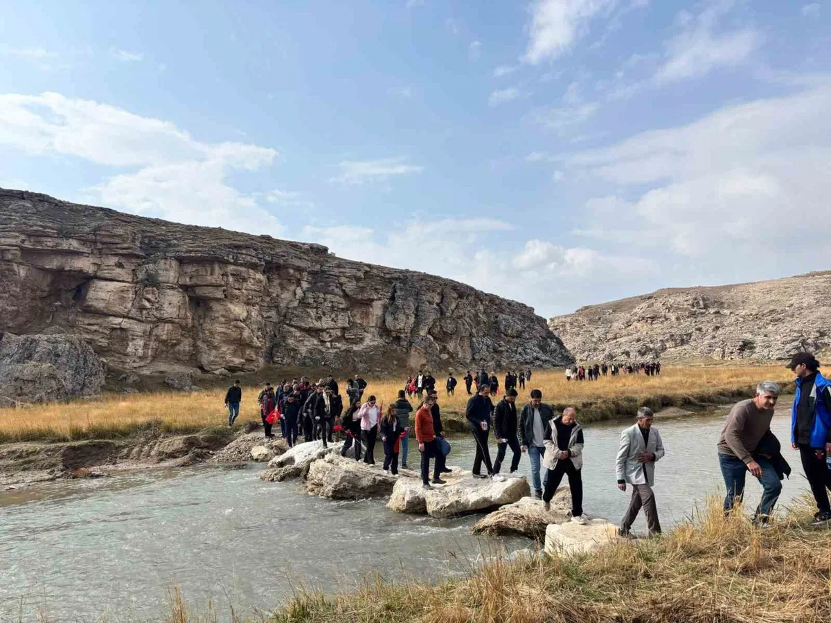 Ağrı Diyadin'de düzenlenen geleneksel kanyon yürüyüşüne yoğun ilgi gösterildi