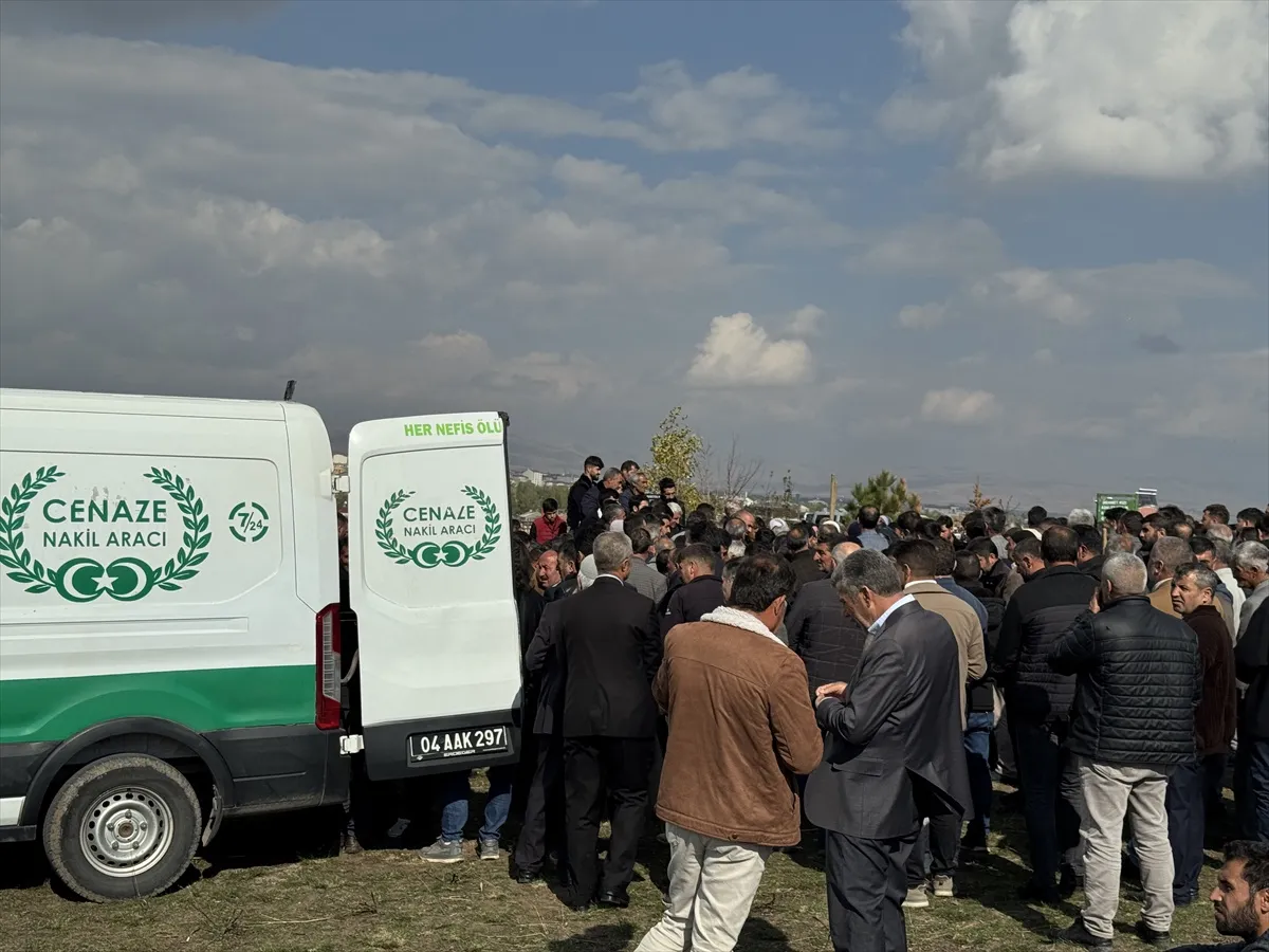 Ağrı Hamur'daki trafik kazasında yaşamını yitiren 4 kişi toprağa verildi