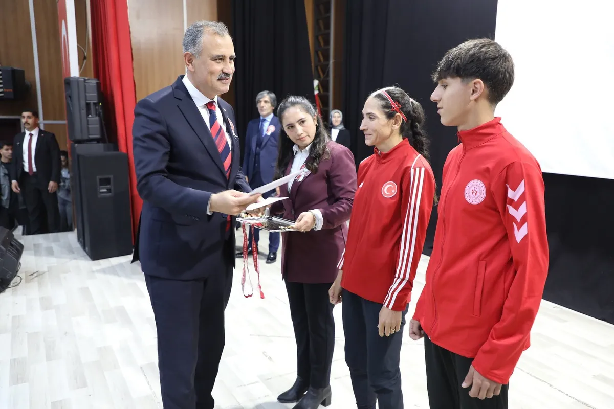 Ağrı'da 29 Ekim Cumhuriyet Bayramı coşkusu düzenlenen Cumhuriyet Koşusu ile yaşandı