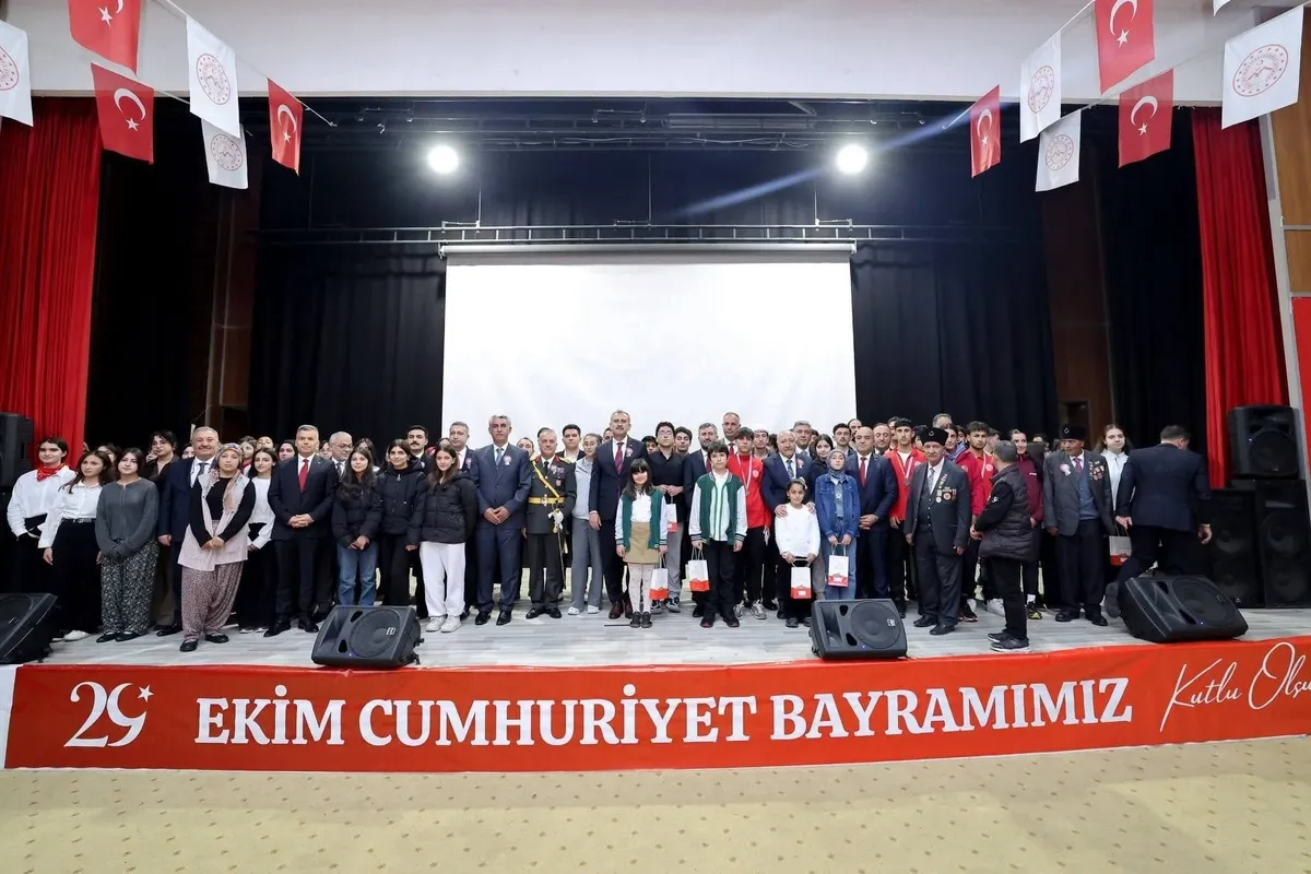 Ağrı'da 29 Ekim Cumhuriyet Bayramı'nın 103. yıl dönümü törenle kutlandı
