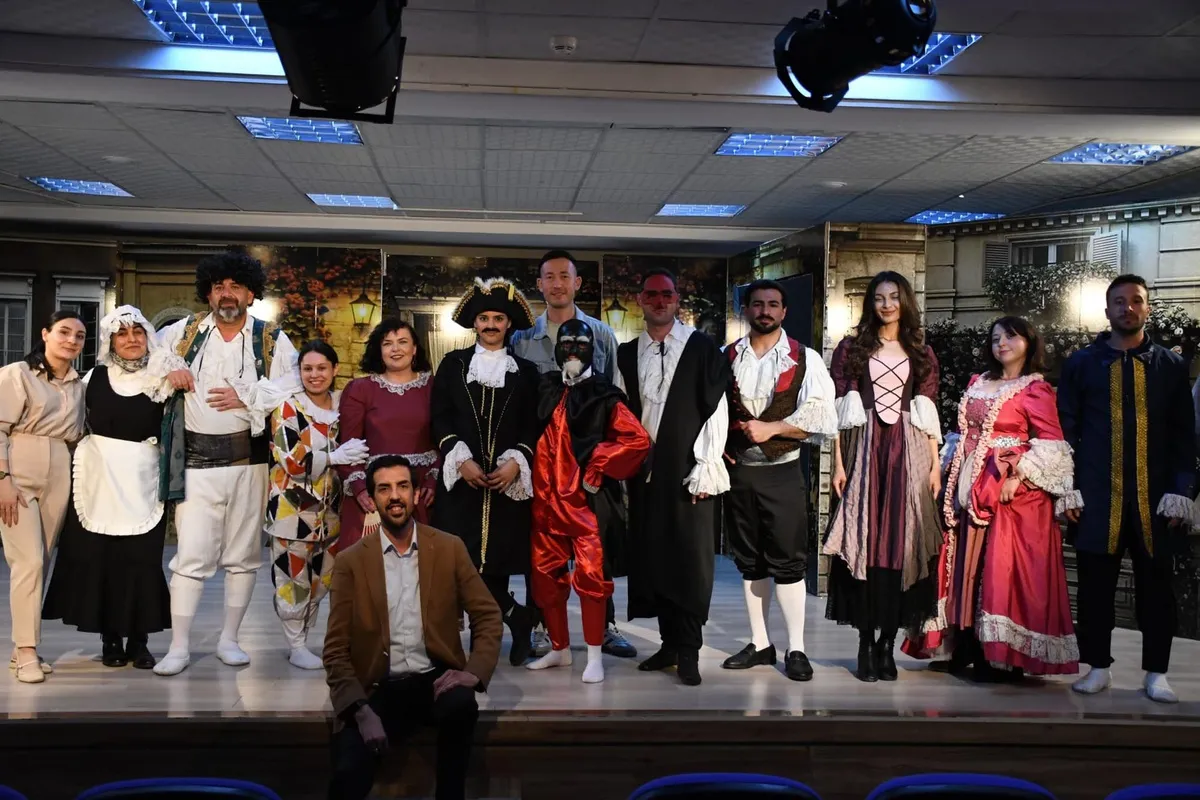 Ağrı'da tiyatrocuların sahnelediği oyunun geliri köy okulunun yenilenmesini sağladı