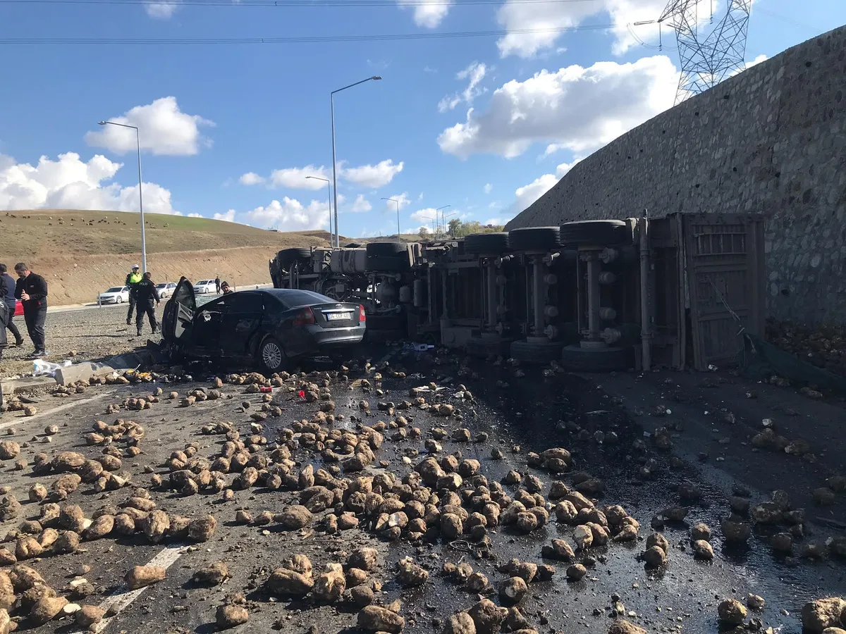 Ağrı'nın Hamur ilçesinde pancar yüklü TIR ile otomobil çarpıştı: 4 ölü, 1 yaralı