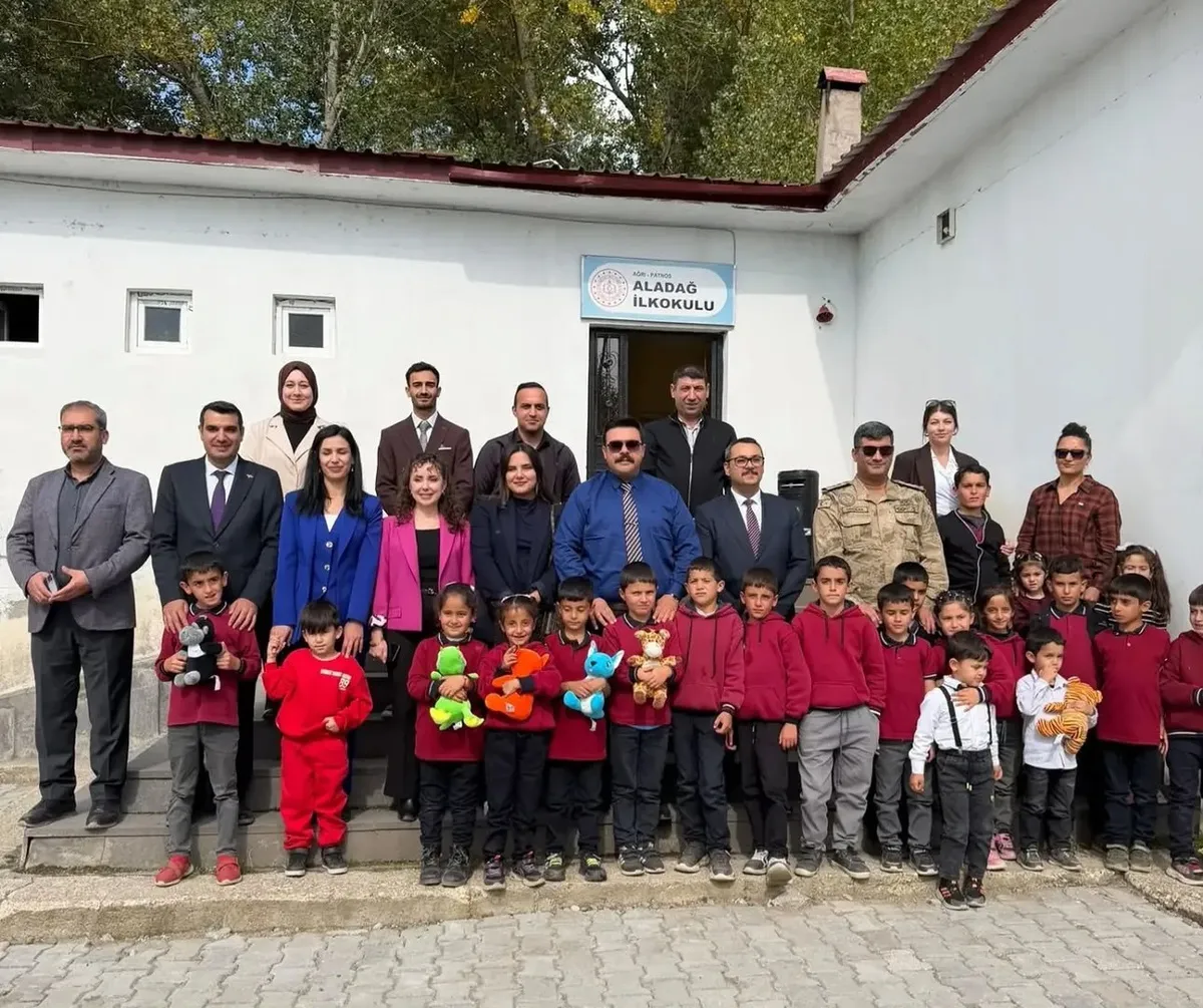 Ağrı'nın Patnos ilçesinde protokol üyeleri öğrencilere hediye dağıttı