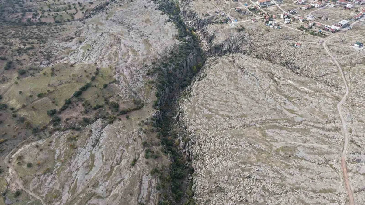 Aksaray Güzelyurt'taki Manastır Vadisi tarihi ve doğal yapısıyla dikkat çekiyor