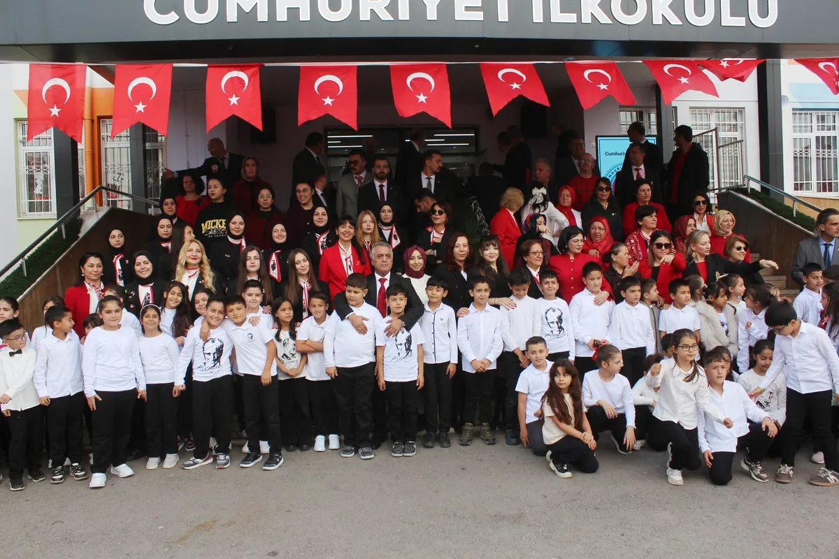 Aksaray'da öğretmen adayları 29 Ekim coşkusunu öğrencilerle paylaştı