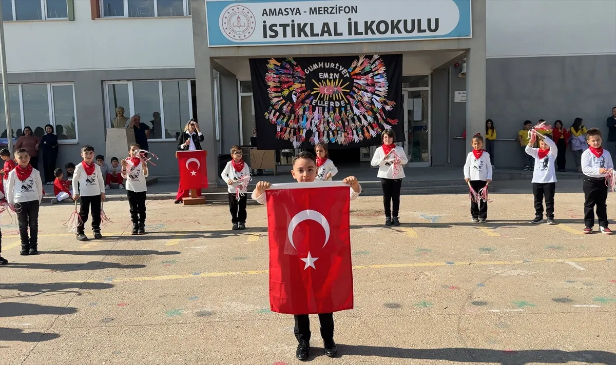 Amasya Merzifon'da ilkokul öğrencilerinden 29 Ekim'e özel zeybek gösterisi