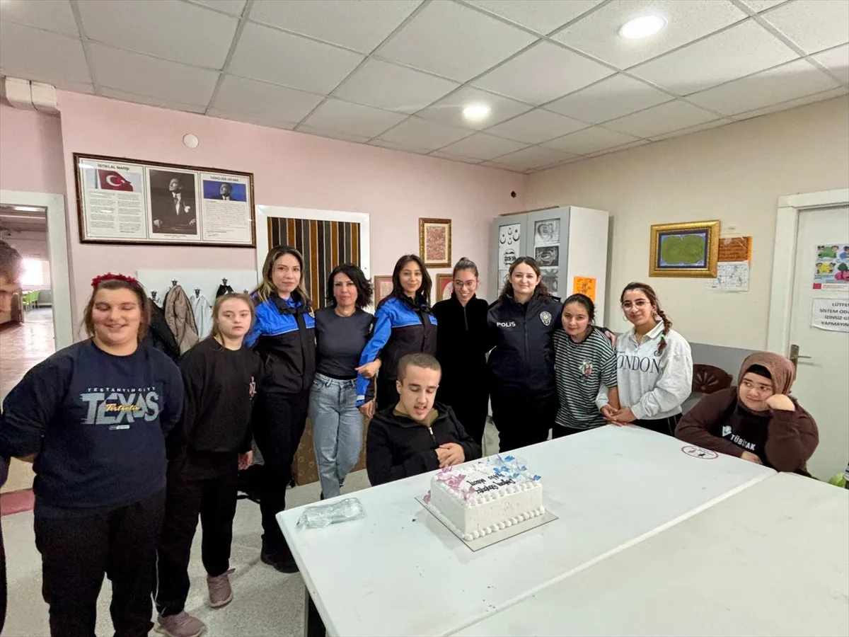 Amasya'da polis ekiplerinden özel eğitim gören öğrencilere doğum günü sürprizi