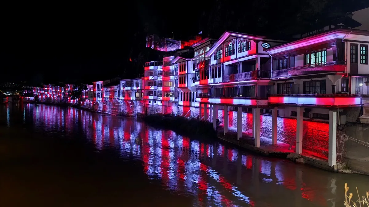 Amasya'da tarihi yapılar Cumhuriyet'in 103. yıl dönümü için ışıklandırıldı