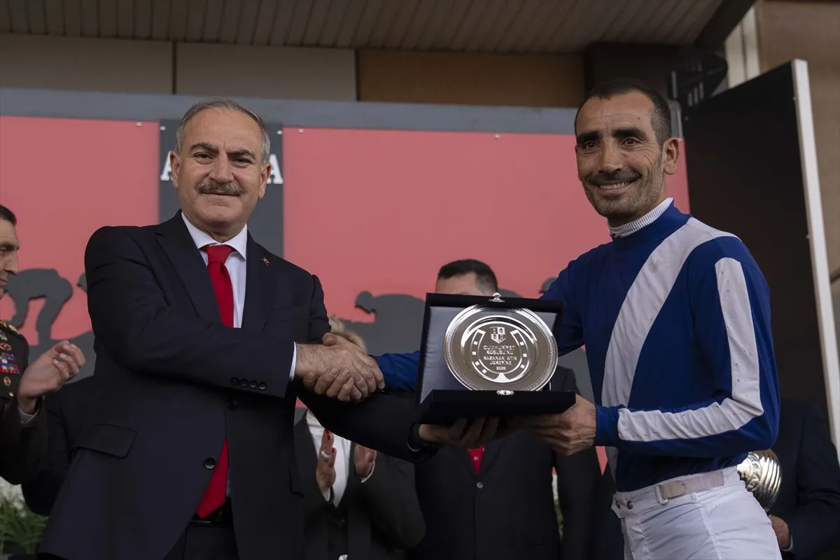 Ankara 75. Yıl Hipodromu'nda Cumhuriyet ve Cumhurbaşkanlığı koşuları düzenlendi