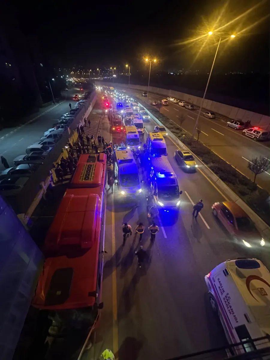 Ankara Etimesgut'ta EGO otobüsü üst geçide çarptı: 24 kişi yaralandı