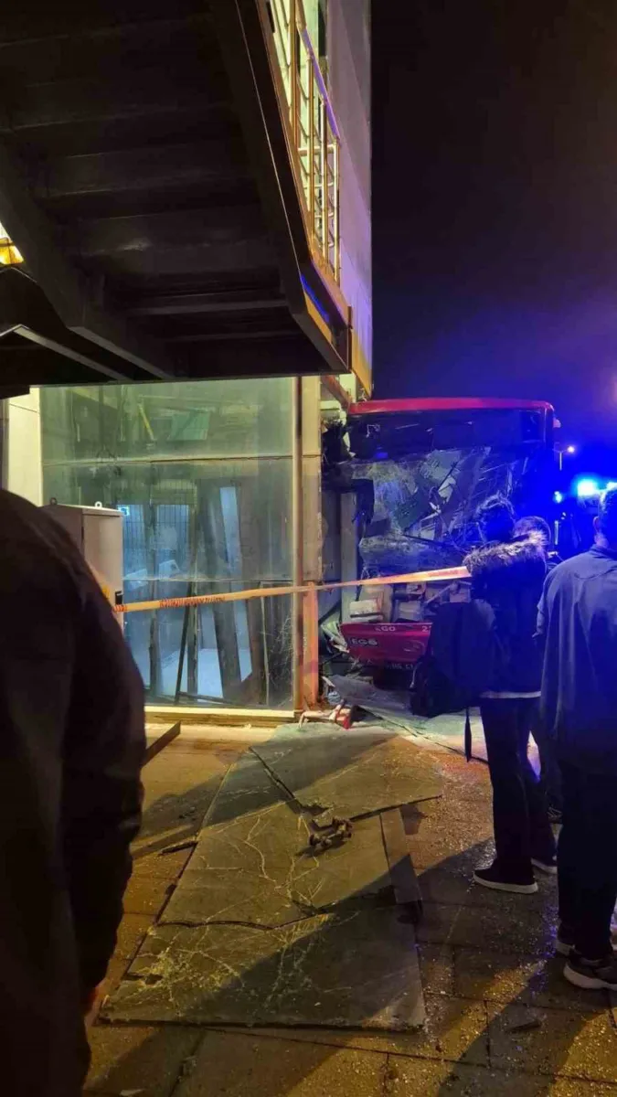 Ankara Etimesgut'ta EGO otobüsü üst geçit asansörüne çarptı: 24 yaralı