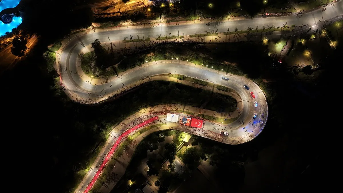 Antalya'da Cumhuriyet Bayramı coşkusu binlerce kişinin katılımıyla yaşandı