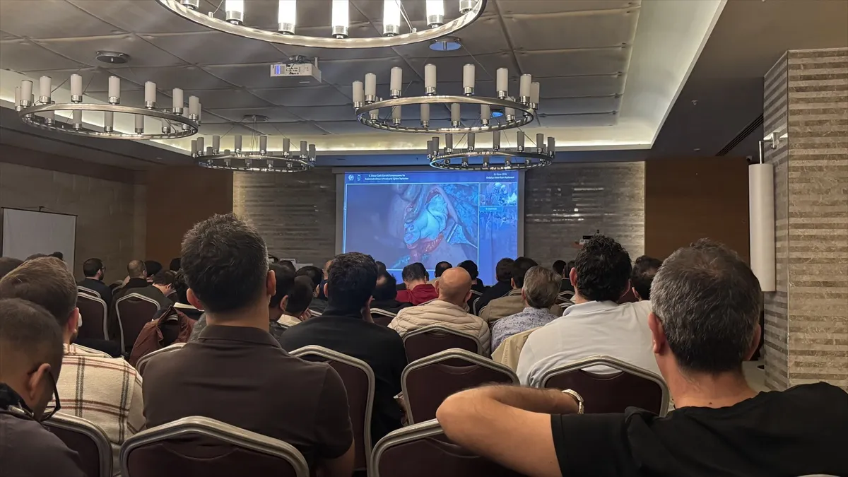 Antalya'da düzenlenen sempozyumda omuz ameliyatları canlı yayında izlendi