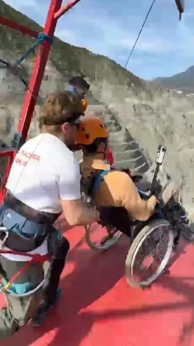 Artvin Deriner Barajı'nda engelli sporcudan 250 metrelik adrenalin dolu atlayış
