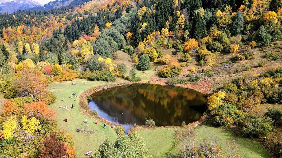 Artvin Şavşat'taki Rutav Gölü'nde sonbaharın renkleri kartpostallık görüntüler oluşturdu