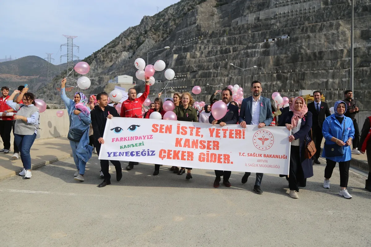 Artvin'de meme kanseri farkındalığı için Deriner Barajı'nda balonlar uçuruldu