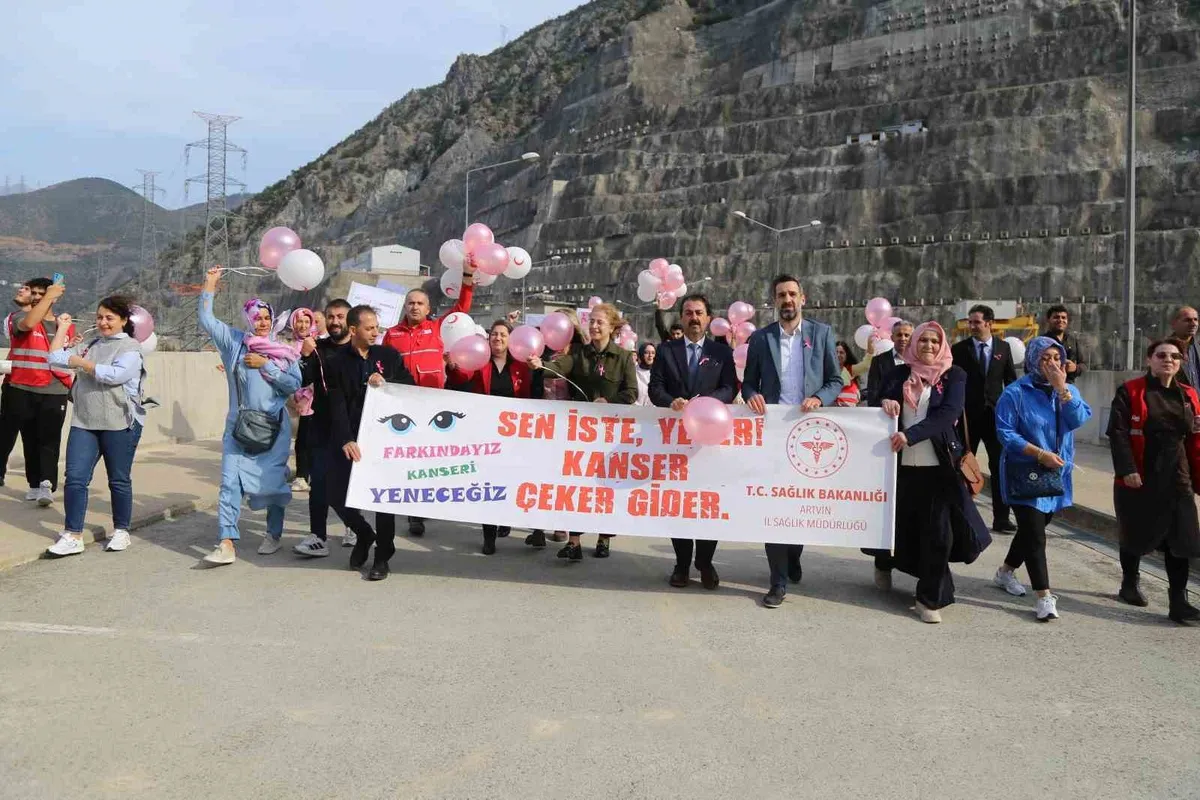 Artvin'de meme kanserine karşı farkındalık oluşturmak için balon uçuruldu