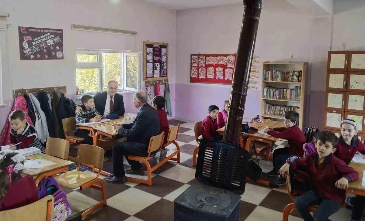Aslanapa Kaymakamı İsmail Tosun Çalköy ve Aslıhanlar okullarını ziyaret etti
