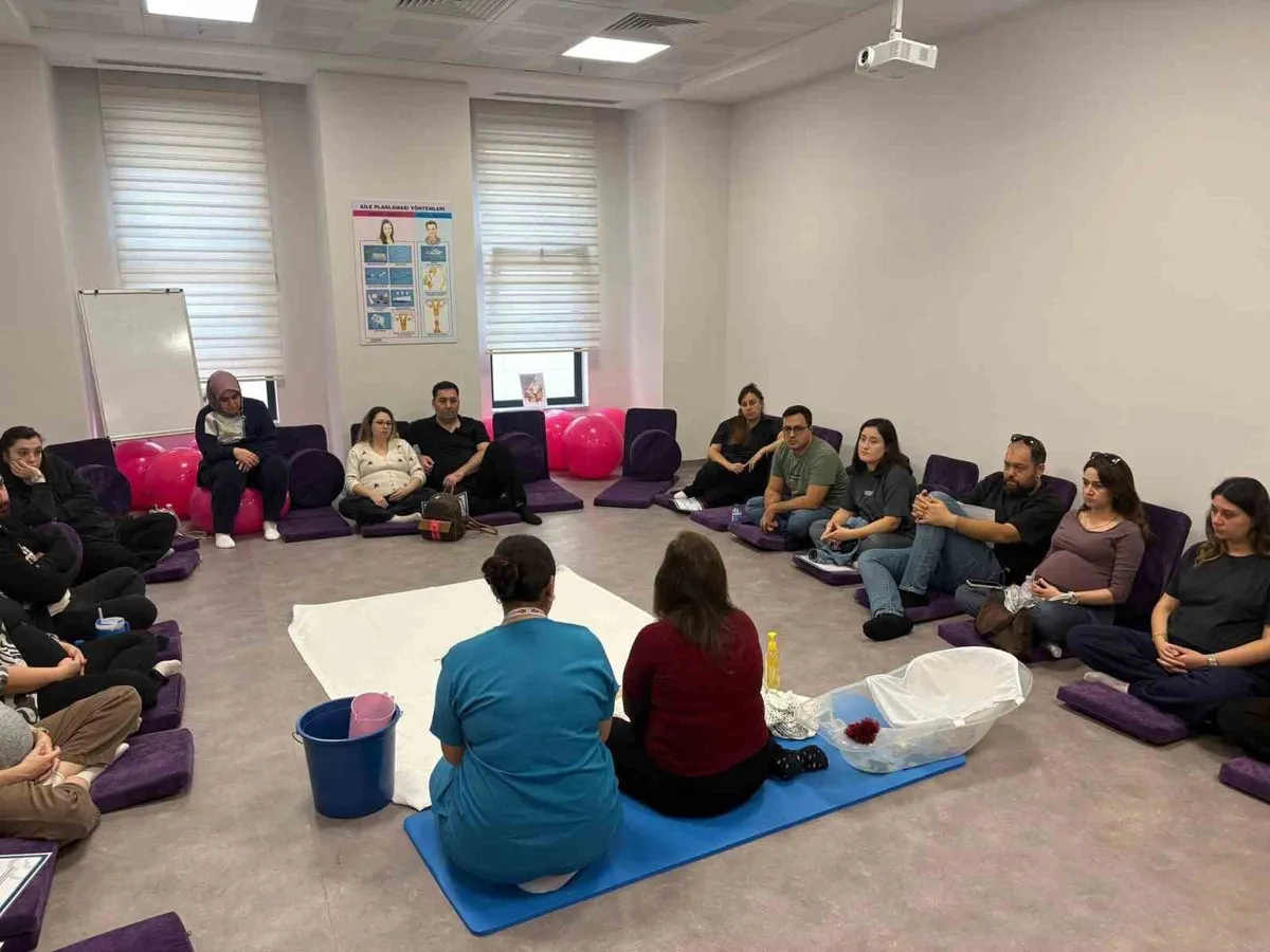 Aydın Şehir Hastanesi'ndeki gebe okulu eğitimlerine baba adayları da katıldı