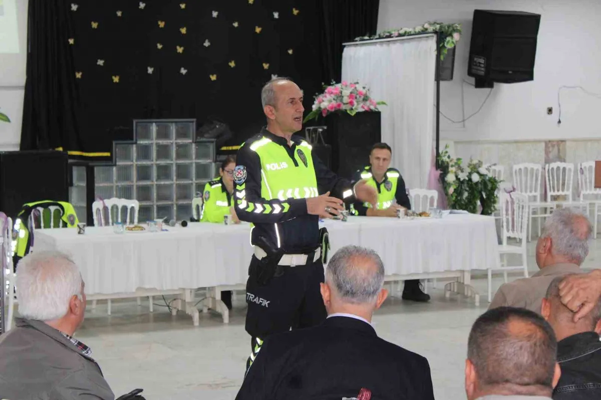Aydın'da servis sürücüleri ve rehber personellere trafik eğitimi verildi