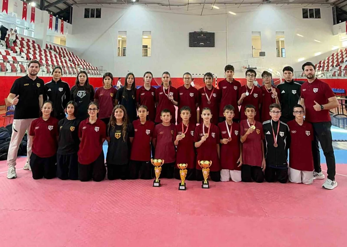 Aydınlı taekwondocular Kütahya'daki Cumhuriyet Kupası'nda şampiyon oldu