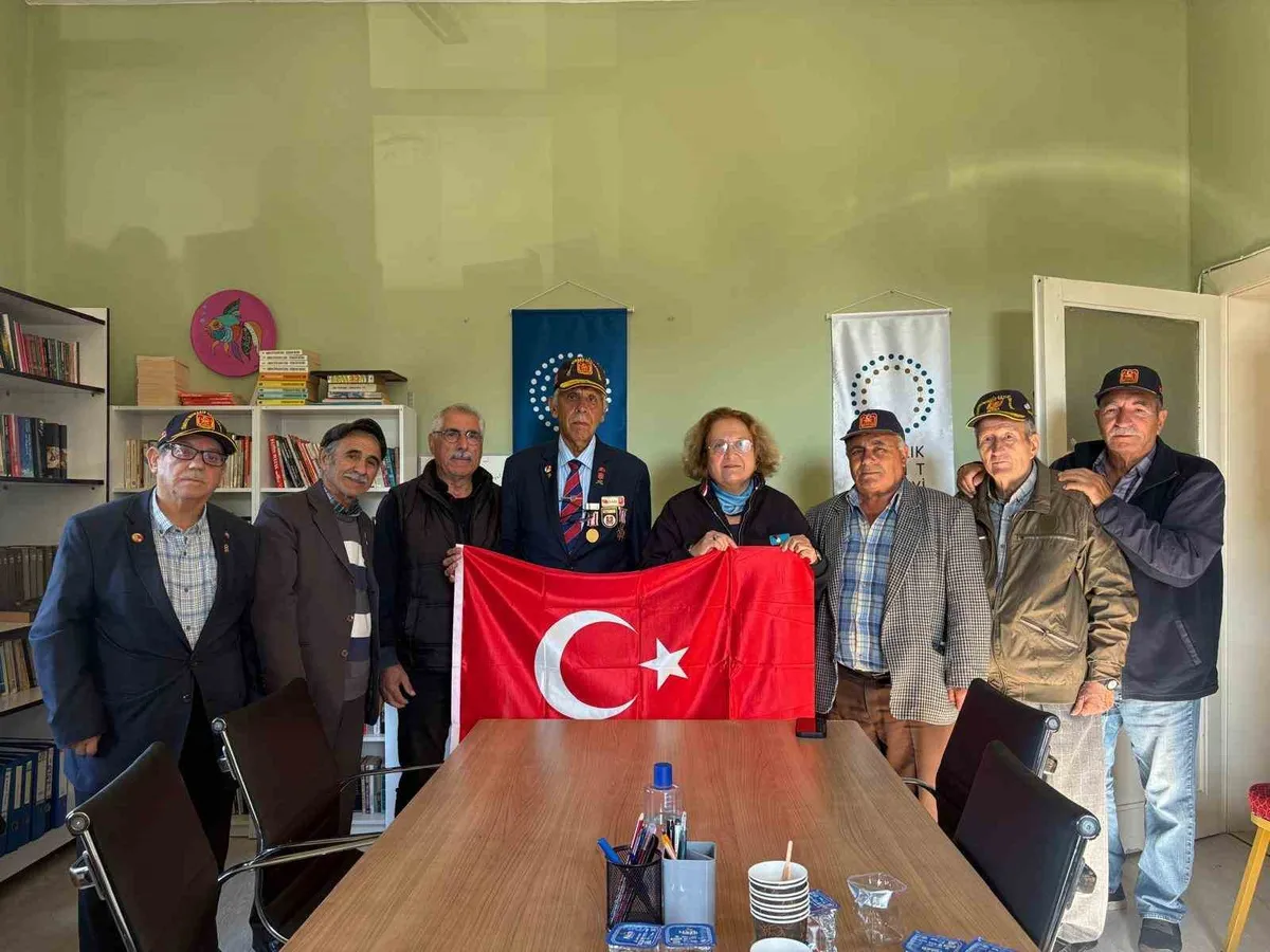 Ayvalık Muharip Gaziler Derneği'nden Kent Konseyi Başkanı Atay'a anlamlı ziyaret