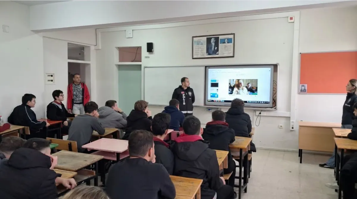 Babaeski'de 209 öğrenciye siber zorbalık ve güvenli internet eğitimi verildi