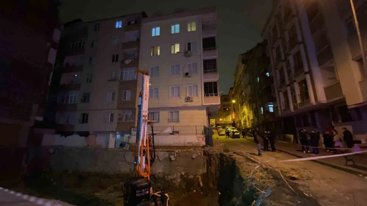 Bahçelievler'de inşaat duvarı çöktü: 20 daire tedbir amaçlı tahliye edildi