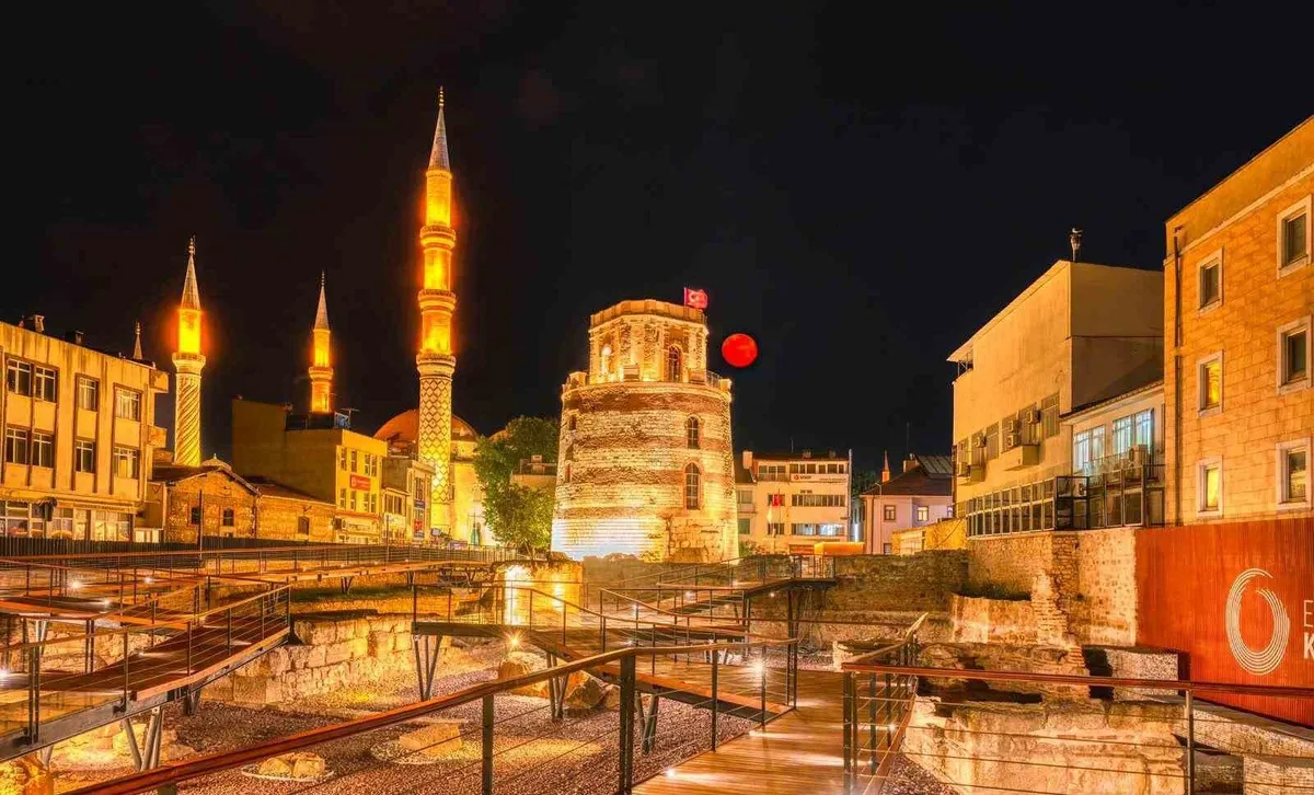 Bakan Ersoy Edirne'deki Makedonya Kule Müzesi'nde incelemelerde bulundu