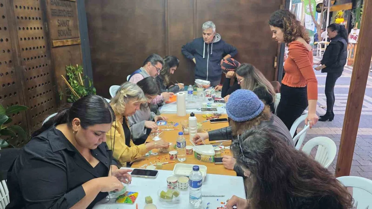 Balıkesir Bandırma'da düzenlenen atölyede cam mozaik sanatı öğrenildi