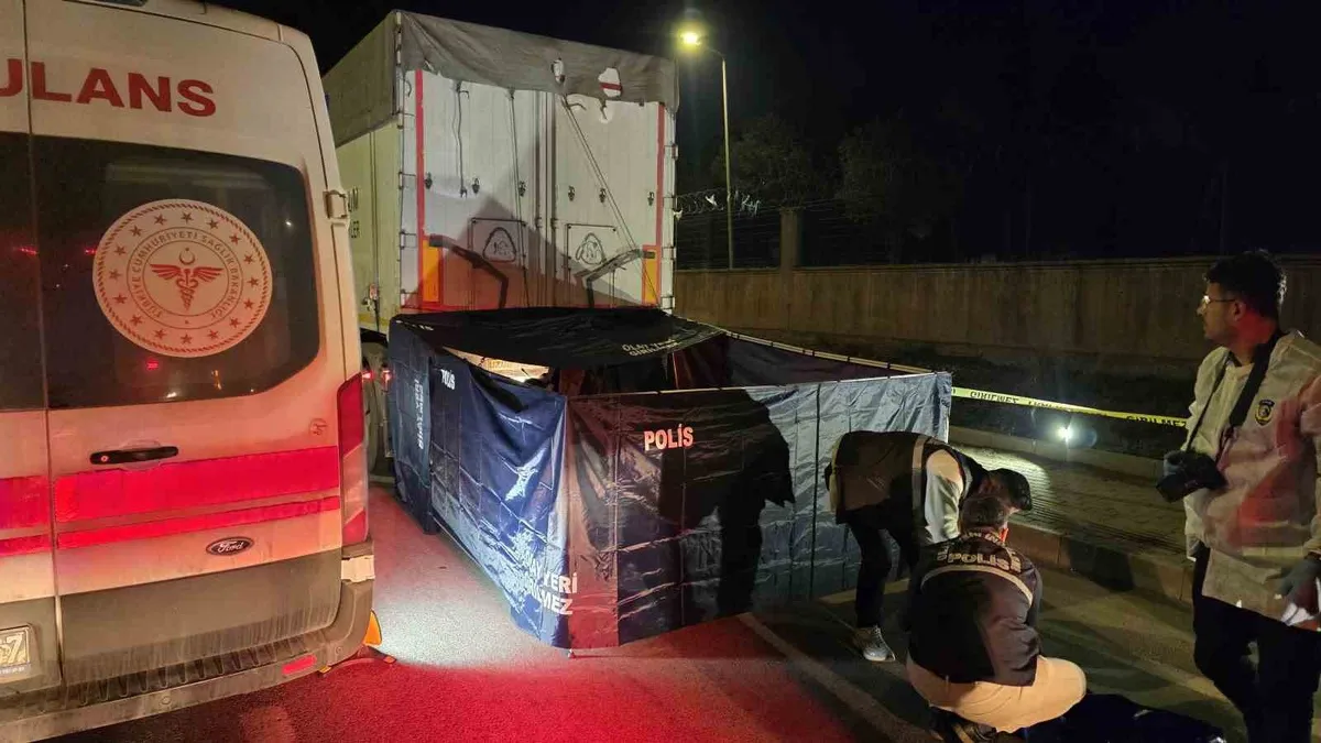 Balıkesir Bandırma'da lastiği patlayan motosiklet tıra çarptı: 1 ölü