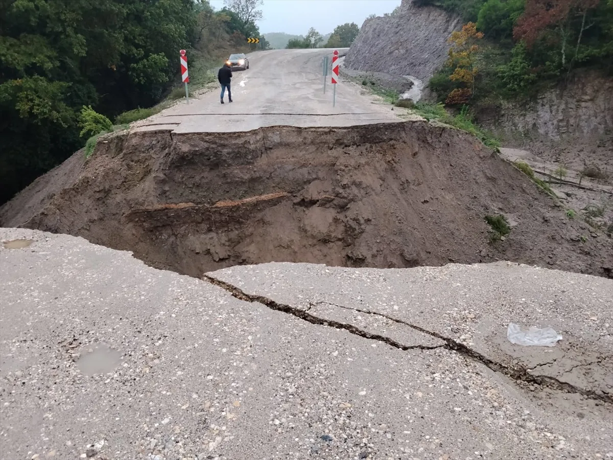 Balıkesir Gönen'de sağanak yağış nedeniyle yol çöktü