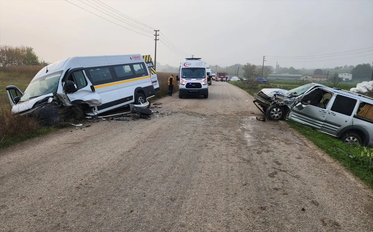 Balıkesir Susurluk'ta işçi minibüsü ile hafif ticari araç çarpıştı: 10 yaralı